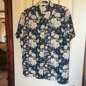 Liz Claiborne Liz Sport Beautiful  Navy Floral Ladies Button Down Shirt.